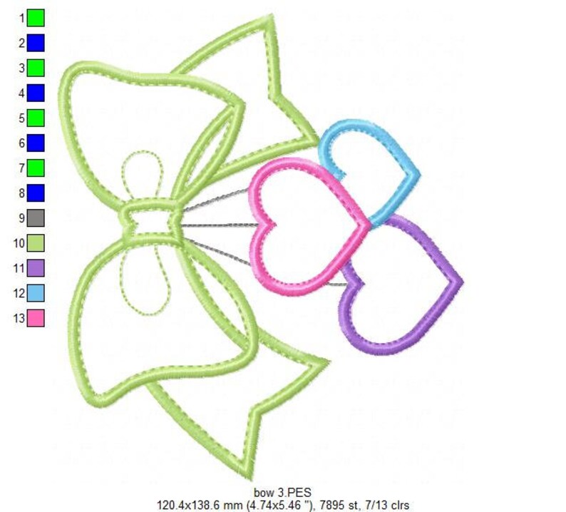 Puede incluir: Un dise&ntilde;o de bordado con un lazo grande de color verde claro con un contorno detallado. Tres corazones en rosa, azul y morado est&aacute;n conectados al lazo. El dise&ntilde;o incluye el texto "bow 3.PES" y mide 120.4x138.6 mm.