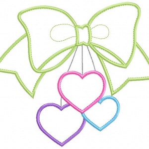 Puede incluir: Un lazo verde lima con borde festoneado, sobre tres corazones colgantes. Los corazones est&aacute;n delineados en rosa, morado y azul, con un centro blanco. El dise&ntilde;o es un archivo de bordado digital.