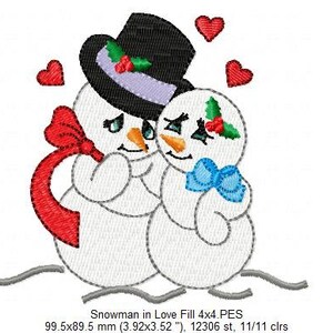 Pu&ograve; includere: Disegno ricamato di due pupazzi di neve innamorati, uno con un cappello a cilindro nero e una sciarpa rossa, l'altro con un fiocco blu. I pupazzi di neve sono circondati da cuori rossi. Il disegno misura 99,5 mm per 89,5 mm e ha 12 306 punti.
