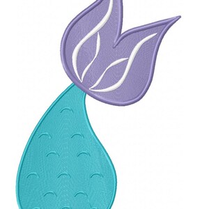Puede incluir: Dise&ntilde;o de cola de sirena bordada en tonos turquesa, lavanda y blanco. La cola tiene forma de l&aacute;grima con un patr&oacute;n texturizado, y la aleta es de dise&ntilde;o dividido. Una peque&ntilde;a estrella de mar naranja est&aacute; en la base. El texto "Mermaid Tail Fill 7x12 pes" est&aacute; en la parte inferior.