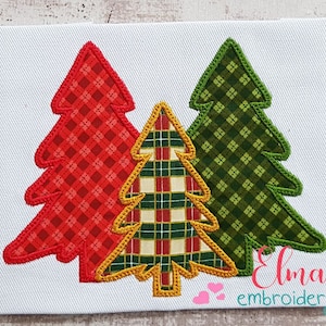Peut inclure: Trois sapins de Noël avec un motif à carreaux. Les sapins sont rouge, vert et jaune. Les sapins sont soulignés d'une couleur contrastante. L'image comprend le texte "Elma embroidery".