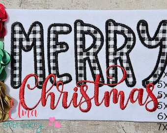 Könnte beinhalten: Schwarzes und weißes kariertes "Frohe Weihnachten" Stickmuster mit roter kursivschrift. Das Design ist in den Größen 4x4, 5x4, 5x7, 5x8, 6x10 und 7x12 Zoll erhältlich.