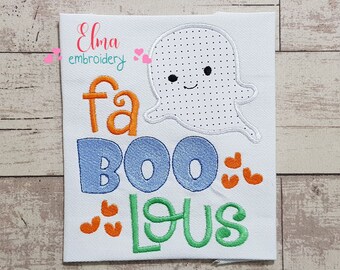 Op de afbeelding: Borduurwerk met een witte geest met een glimlachend gezicht en de tekst "fa BOO-lous" in oranje, blauw en groen.
