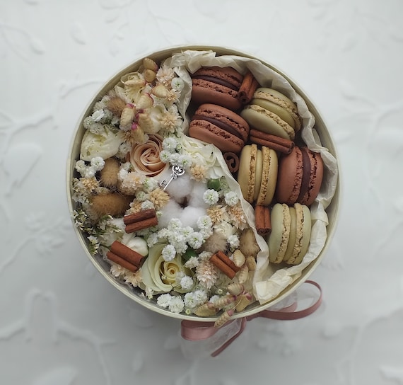 Cream/White gift box with fresh flowers, macarons or chocolates| Flower arrangement | Mother's Day | Birthday | Anniversary | Engagement |