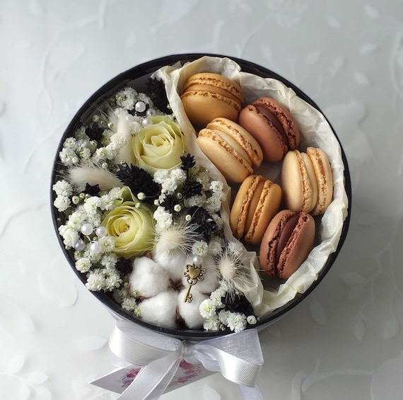 Black and white arrangement with live flowers and macarons/chocolates | Flower gift box | Gift hamper| Mother's Day | Birthday | Anniversary