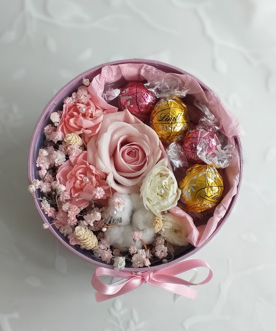 Live flowers with chocolates in a pink hat box | Live flower arrangement | Flower gift box | Gift hamper