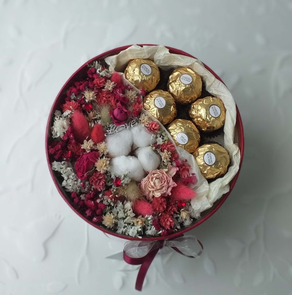Dry flowers with sweets  in a red hat box | Dried flower arrangement | Gift box | Mother's Day | Birthday | Anniversary | Engagement Wedding