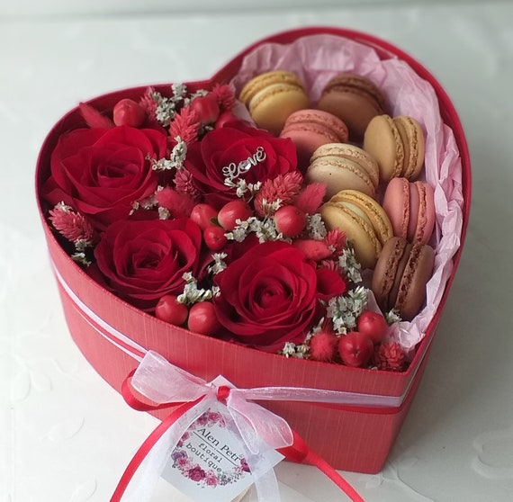 Fresh roses with sweets in a heart-shaped box | Valentine's day fresh flower arrangement