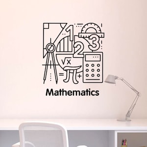 以下が含まれることがあります： 数字、電卓、コンパスなどの数学記号の白黒グラフィックで、下に「数学」という言葉があります。画像は、デスクランプのある白い机の上の白い壁にあります。
