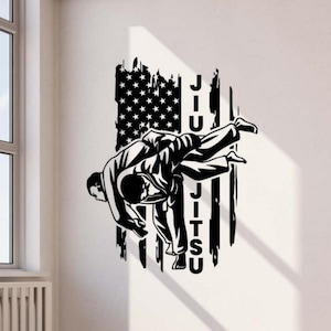 Può includere: Adesivo murale in bianco e nero raffigurante una scena di Jiu-Jitsu. Il design incorpora una bandiera americana stilizzata e le parole "JIU JITSU" disposte verticalmente.