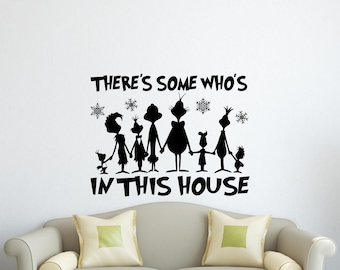Calcomanía de vinilo para pared con texto "Hay alguien en esta casa", decoración navideña, regalo, letrero de arte mural 4406