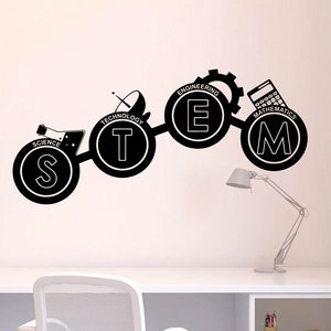 Può includere: Adesivo da parete in bianco e nero con la parola "STEM" in grandi lettere. Le lettere sono collegate da linee e ogni lettera è circondata da un cerchio. Ogni cerchio contiene una piccola icona che rappresenta un diverso campo STEM: scienza, tecnologia, ingegneria e matematica.