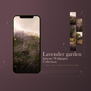 Op de afbeelding: Een iPhone toont een achtergrond met een lavendeltuin. De afbeelding toont een veld met paarse bloemen onder een bewolkte hemel. De tekst luidt "Lavender garden iPhone Wallpaper Collection".