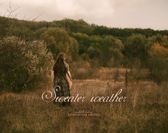 Puede incluir: Una persona con un vestido a cuadros está de pie en un campo, de espaldas a la cámara. El texto "Sweater weather" está escrito en cursiva. La imagen tiene una paleta de colores cálidos y otoñales.