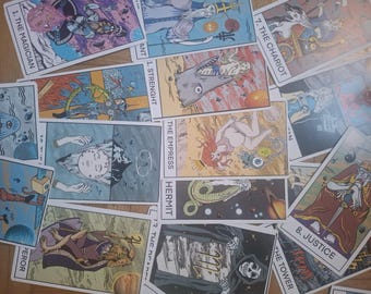 Op de afbeelding: Een set tarotkaarten met kleurrijke illustraties en tekst. De kaarten omvatten De Magus, De Wagen, De Keizerin, Kracht, De Kluizenaar, Rechtvaardigheid, De Toren en De Twee van Pentakels.