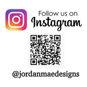 Puede incluir: Texto "S&iacute;guenos en Instagram" con el logotipo de Instagram y un c&oacute;digo QR en blanco y negro. El texto @jordanmaedesigns est&aacute; debajo del c&oacute;digo QR.
