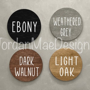 Peut inclure: Quatre panneaux ronds en bois avec diff&eacute;rentes teintes de bois. Les panneaux sont &eacute;tiquet&eacute;s "Ebony", "Weathered Grey", "Dark Walnut", et "Light Oak".