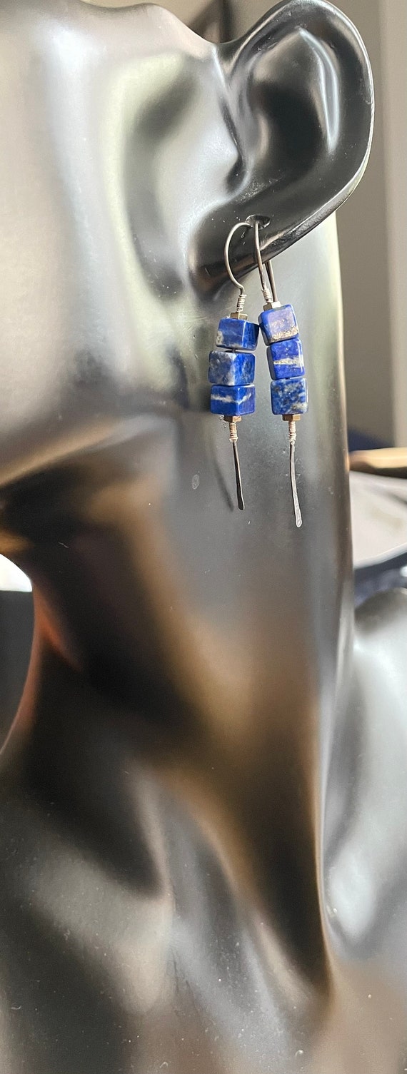 Orecchini Pendenti In Argento 925 Con Lapislazzuli Blu Ricostruito - Design A Goccia Floreale - 2