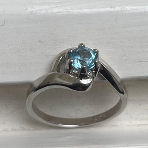 Solitaire sea foam blue natural zircon ring - sterling silver ring size 8 -sparkly large blue zircon sterling silver ring -mothers’ day gift