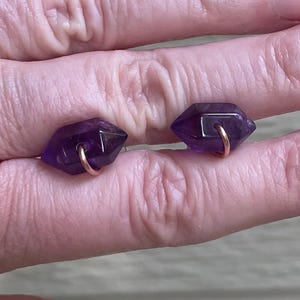 Große Amethyst Herkimer-ähnliche Ohrstecker - dunkelviolette doppelte Kristall Ohrstecker - Roségold lila Ohrstecker - moderne geometrische Ohrstecker