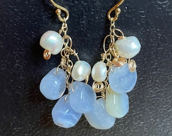 Brincos de ágata azul rendada e pérola creme - Brincos pendentes com ágata azul listrada e pérolas de água doce banhadas a ouro, gemas brancas e azul-claras.