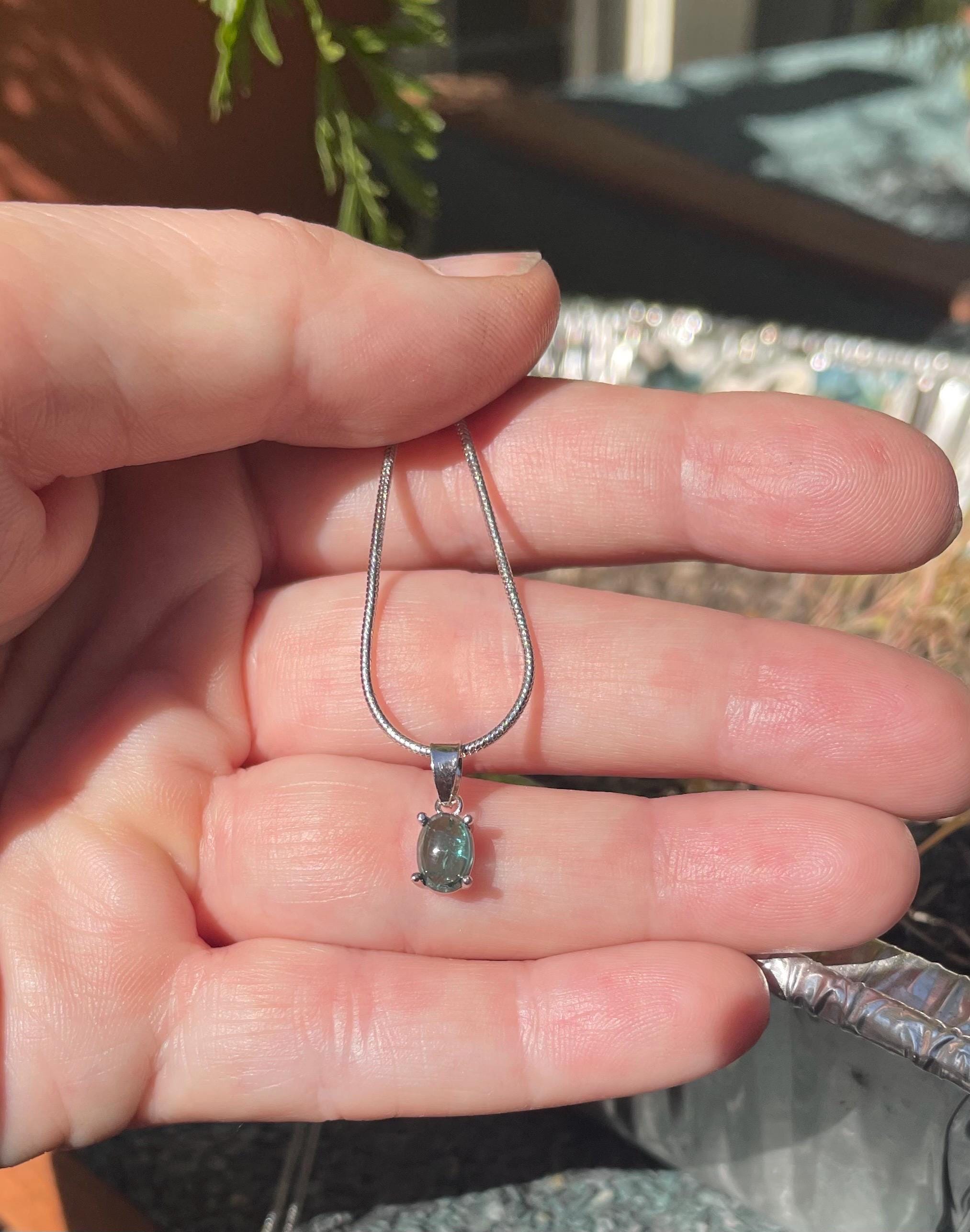 Collana in argento con tormalina blu-verde - gemma ovale indicolite blu - pendente geometrico con pietra preziosa verde acqua - elegante pietra portafortuna di ottobre - Italia