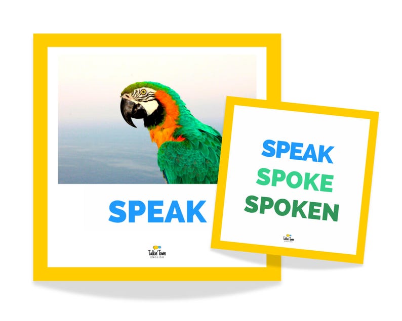 Puede incluir: Dos carteles educativos con marco amarillo. Uno presenta un loro colorido y la palabra "SPEAK" en azul. El otro cartel muestra las palabras "SPEAK", "SPOKE" y "SPOKEN" en azul y verde. Los carteles son para el aprendizaje del ingl&eacute;s.