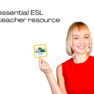 Puede incluir: Una persona sonriente con una blusa roja sostiene una tarjeta con una imagen de loro y la palabra "SPEAK". El texto "essential ESL teacher resource" est&aacute; encima de la tarjeta. El fondo es blanco.