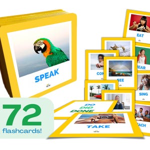 Puede incluir: Un conjunto de 72 tarjetas did&aacute;cticas con bordes amarillos con im&aacute;genes y palabras. Una tarjeta muestra un loro con la palabra "SPEAK". Otras tarjetas ilustran acciones como "EAT", "SEE" y "TAKE". El texto "72 flashcards!" tambi&eacute;n est&aacute; presente.