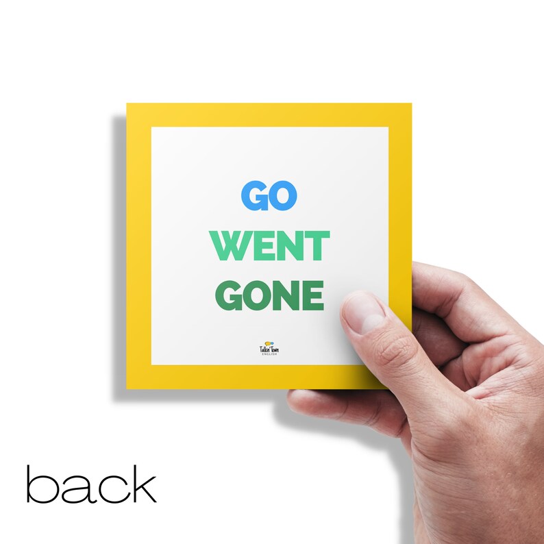 Puede incluir: Una tarjeta cuadrada con borde amarillo y las palabras "GO WENT GONE" en azul y verde. La tarjeta es sostenida por una mano sobre un fondo blanco. La palabra "back" est&aacute; escrita en la parte inferior.
