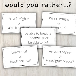 Puede incluir: Cinco tarjetas blancas con texto negro, cada tarjeta presenta una pregunta "¿Qué preferirías?" Las preguntas son: "¿Ser bombero o policía?", "¿Ser una sirena o un centauro?", "¿Poder respirar bajo el agua o poder volar?", "¿Enseñar matemáticas o enseñar ciencias?", "¿Comer un chile picante o un saltamontes frito?"
