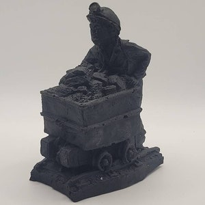 カートを押す鉱夫の石炭オーナメント - フォレスト オブ ディーンの石炭を使用 - 手作り