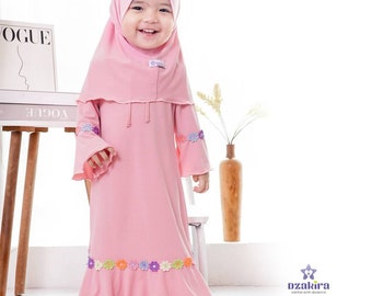 Conjunto de abaya renbow dzakira para bebês e crianças de 0 a 4 anos, com vestido e hijab na cor rosa claro.