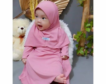 Conjunto de abaya KIA para bebês e crianças de 0 a 3 anos, com vestido para uso diário e hijab, na cor rosa claro.