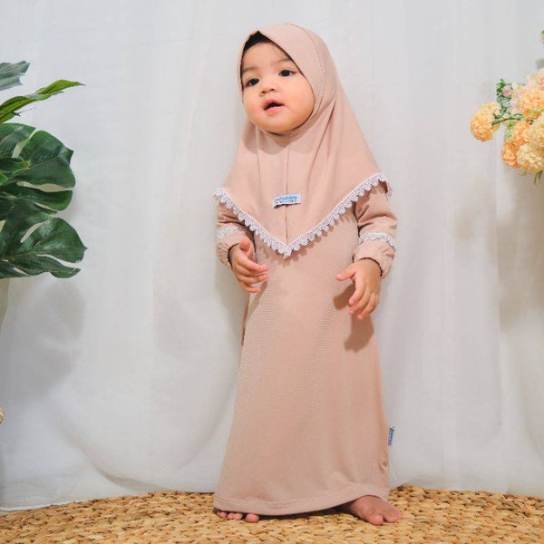 Baby- of kinderabaya renda dzakira sets jurk en hijab 0 - 3 jaar oud kaki kleur