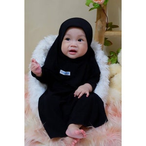 Ensemble abaya bébé ou enfant, tenue de tous les jours KIA, robe de tous les jours et hijab 0 3 ans couleur noire image 2