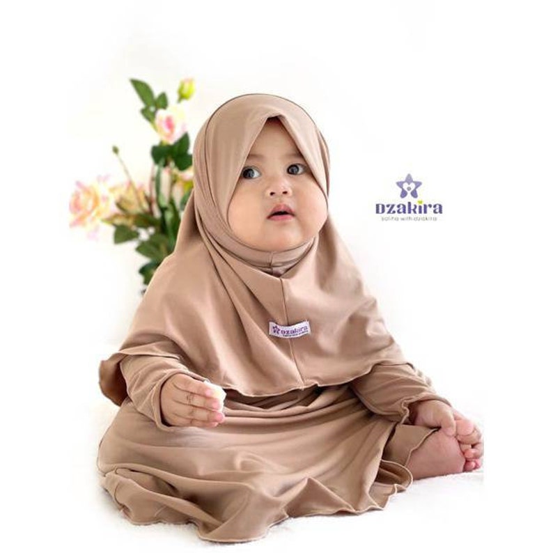 Ensemble abaya bébé ou enfant, tenue de tous les jours KIA, robe de tous les jours et hijab 0 3 ans couleur noire image 4