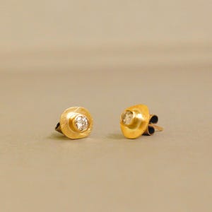 Aretes de diamantes hechos a mano en oro de 14k con diamantes redondos de talla brillante