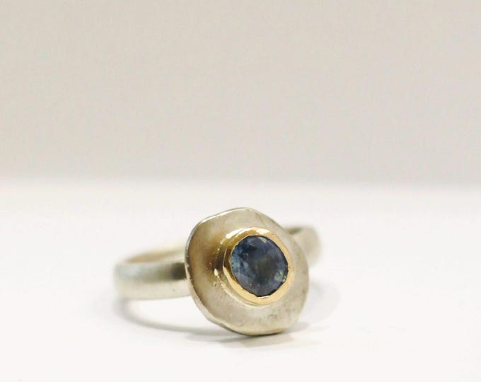 Sapphire Solitaire ring in silver and gold.       0,97 carat antique natural untreated Ceylon sapphire.