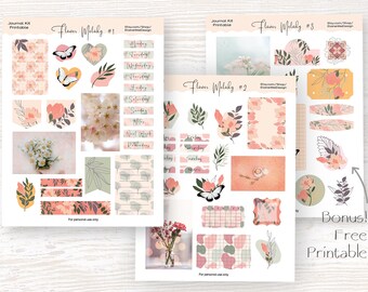 Op de afbeelding: Printbare journal kit met een bloemig thema. De kit bevat stickers, labels en decoratieve elementen in tinten perzik, roze en groen. De ontwerpen bevatten bloemen, vlinders en botanische illustraties. De tekst "Flower Melody" is zichtbaar.