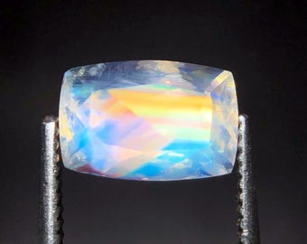 Rainbow Fire-maansteen, 1,85 kt kussengeslepen, edelsteen Madagascar
