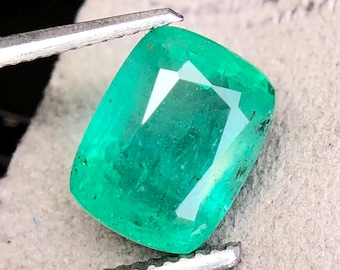 Natuurlijke groene smaragd | 8 x 6 mm kussenvorm | 1,75 karaat losse gefacetteerde edelsteen