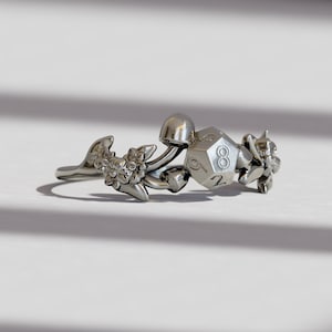 Floral D20 Ring for Women – Fantasy Dice RPG Wedding Band