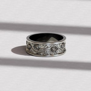 赤いバラの花のリング、男性用エンゲージリング、自然にインスパイアされた誕生花のジュエリー、男性用結婚指輪、シルバーの花のプロミスリング