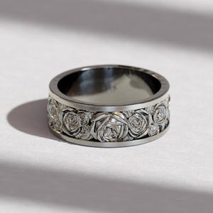 赤いバラの花のリング、男性用エンゲージリング、自然にインスパイアされた誕生花のジュエリー、男性用結婚指輪、シルバーの花のプロミスリング