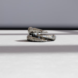 Adjustable Velociraptor Dinosaur Ring | Clever Girl Gift | Jurassic Park Raptor Jewelry for Dino Lovers & Birthday Parties |Animal Claw ring