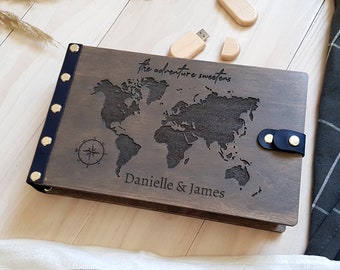 Scatola per foto di matrimonio personalizzata con foto di viaggio Scatola per foto in legno con mappa del mondo La nostra scatola per foto di avventura Scatola per foto per addio al nubilato con slot USB Scatola in legno