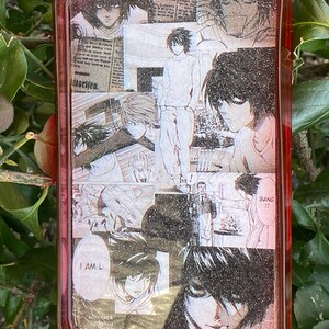 Puede incluir: Una bandeja rectangular roja con un acabado brillante que presenta un collage de im&aacute;genes del anime Death Note. Las im&aacute;genes incluyen los personajes Light Yagami y L Lawliet. El texto "I AM L" es visible en la esquina inferior izquierda.