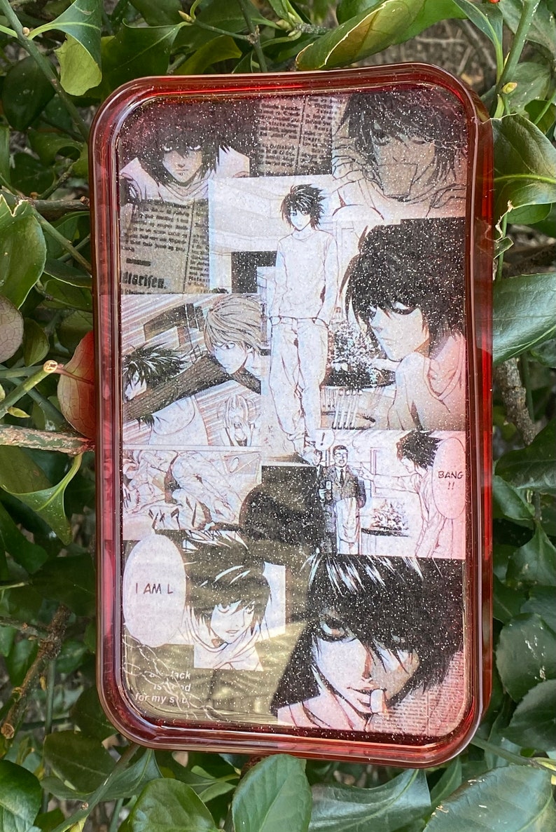 Puede incluir: Una bandeja rectangular roja con un acabado brillante que presenta un collage de im&aacute;genes del anime Death Note. Las im&aacute;genes incluyen los personajes Light Yagami y L Lawliet. El texto "I AM L" es visible en la esquina inferior izquierda.