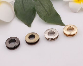 Può includere: Quattro occhielli metallici in diverse finiture: oro, argento, marrone e nero. Gli occhielli sono rotondi e hanno un foro al centro.